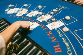 Antarmuka aplikasi mobile ayukbet menampilkan permainan slot Aviator, Sweet Bonanza, dan Gates of Olympus