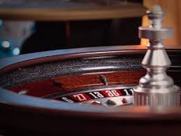 Antarmuka permainan slot ayukbet menampilkan Aviator, Sweet Bonanza, dan Fortune Tiger