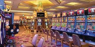 Tampilan tabel hasil permainan slot Aviator, Sweet Bonanza, dan Gates of Olympus di platform ayukbet